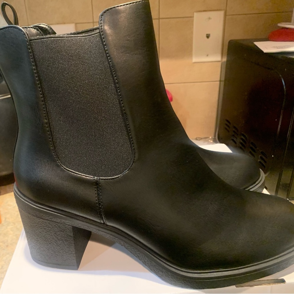 10.5 black booites
